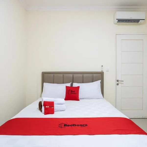 RedDoorz Plus near Siloam Karawaci, hotel v mestu Tangerang