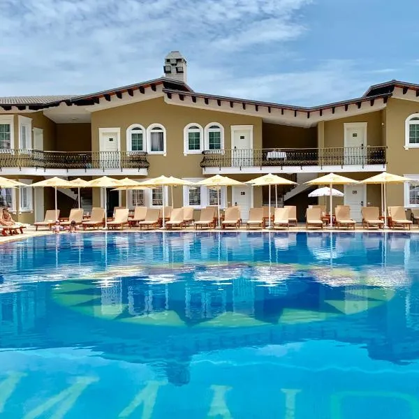 Pëllumbas에 위치한 호텔 PalmaNova Resort