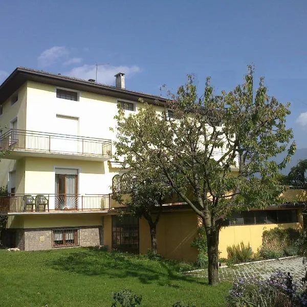 Casa Ferrari Monica, ξενοδοχείο σε Calceranica al Lago
