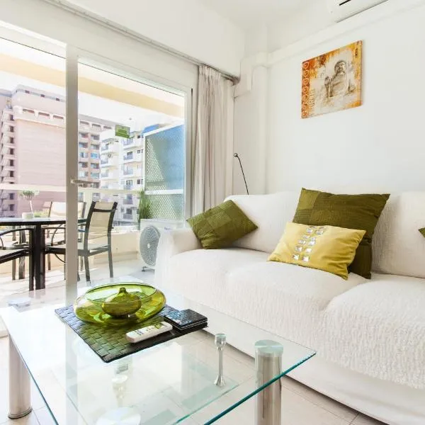 Hotel Apartamento PYR Fuengirola private sunny pool side, hotel v destinaci Fuengirola