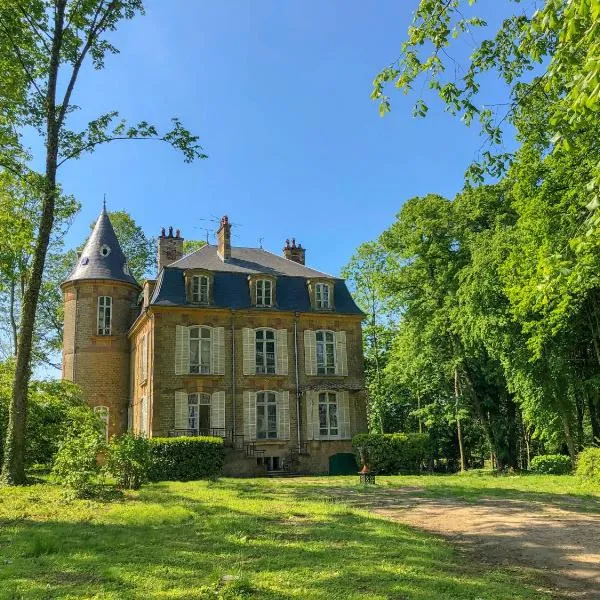 Private Castle with Park - Château Guillermo, hotell i Bazeilles