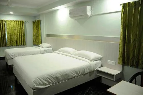 HOTEL CENTRAL SQUARE "A Couple Friendly Hotel" photo 2