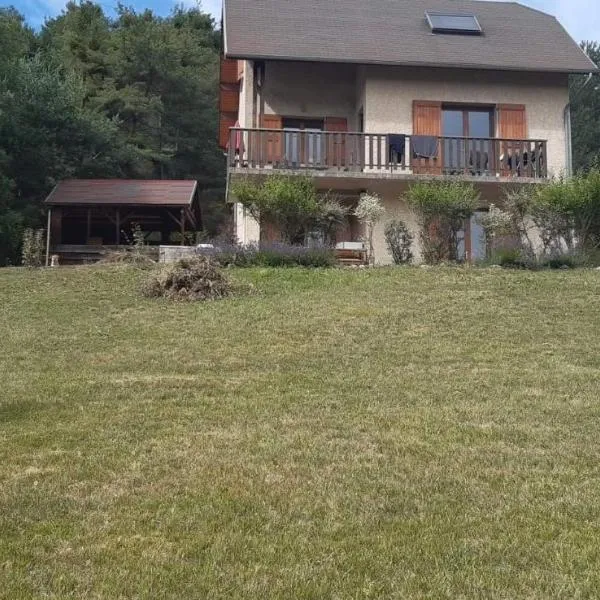 Mon ecrin de nature rez de jardin, hotel a Seyne