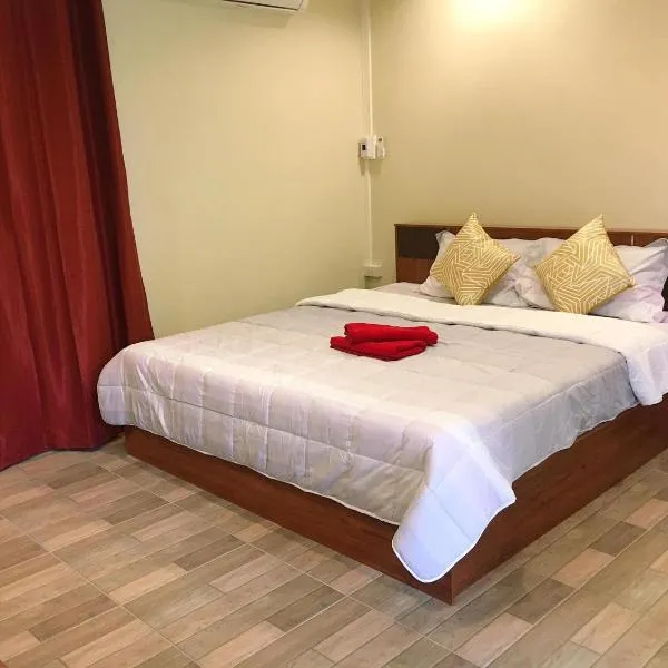 นพรัตน์การ์เด้นฮิลล์, hotel en Uthai Thani