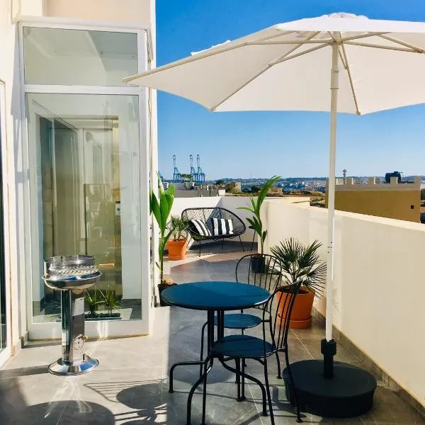 Deluxe Penthouse Charming Location Rooftop Views, hotel v destinaci Marsaxlokk