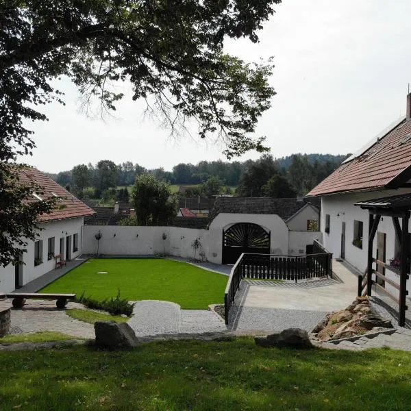 Statek Český Dvůr, hotel en Olbramovice