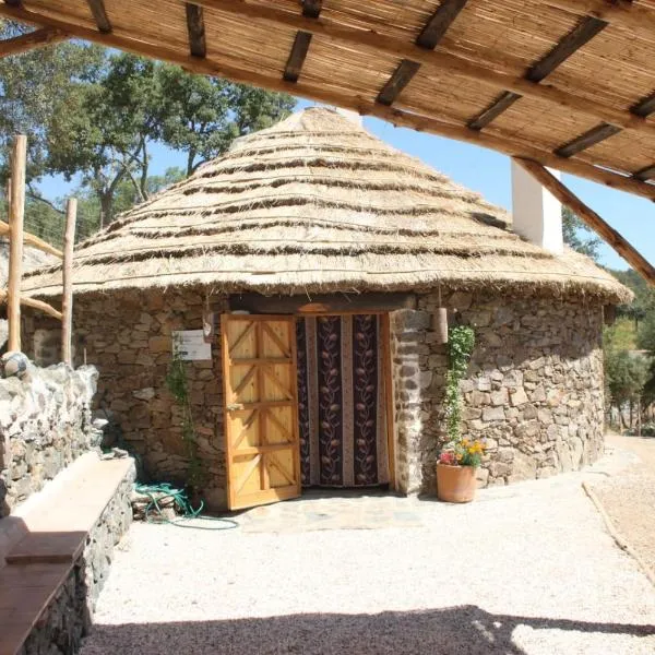 Alojamiento Los Chozos, ξενοδοχείο σε Cazalla de la Sierra