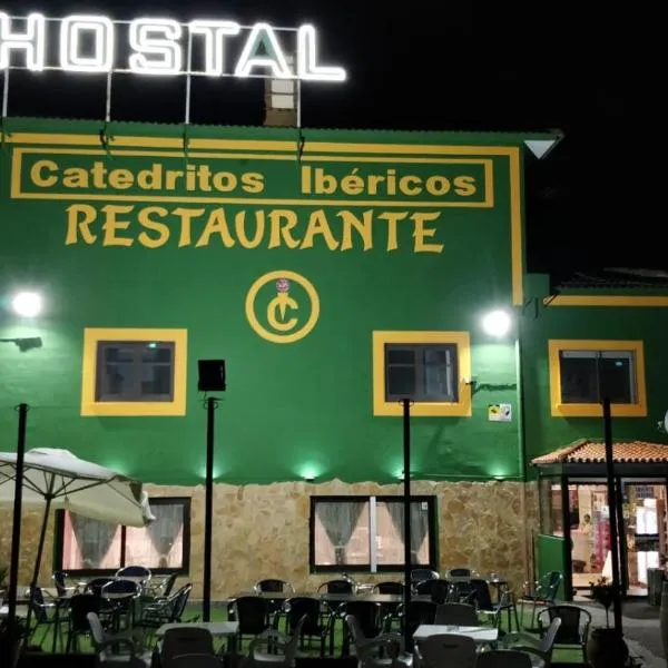 Hostal Catedritos Ibéricos A-5 Km 154 A 5 KM DE OROPESA A 1 KM DE HERRERUELA DE OROPESA, hotel in Casas de Miravete