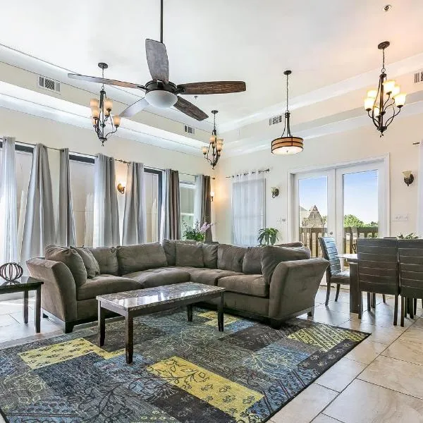 Spacious 4BR Condo on Carondelet Near All Hot Spo, hotel en Nueva Orleans
