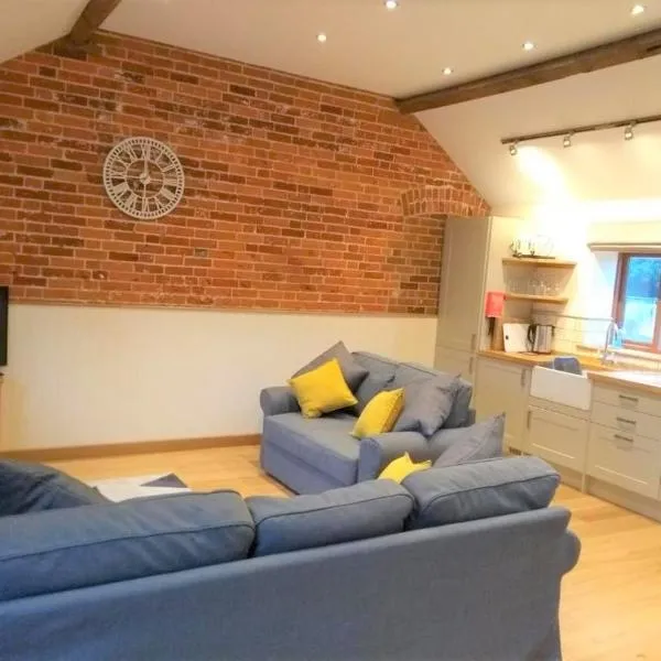 Blashford Manor Holiday Cottage - The Dartmoor Cottage، فندق في Ellingham