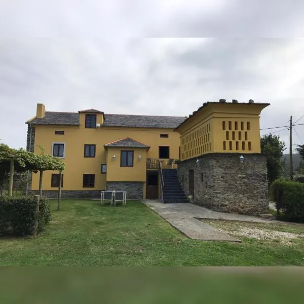 Apartamentos El Campo: Castropol'da bir otel