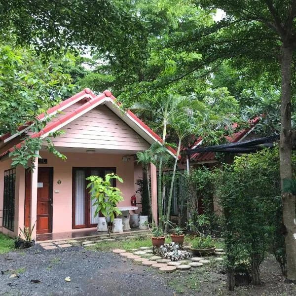 Green Leaf Resort, hotel in Surin