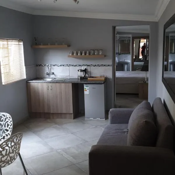 Elephant Bush Guest Cottage, hotel in Alberton