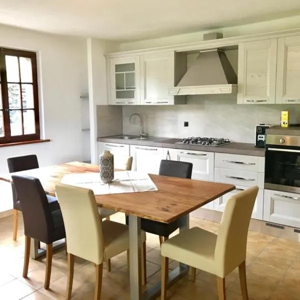 Ferienwohnung Rustico ai Monti، فندق في Cadenazzo