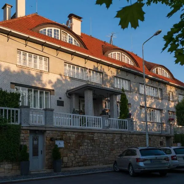 Art Deco Hotel Hoffmann, hotel in Hřebeč