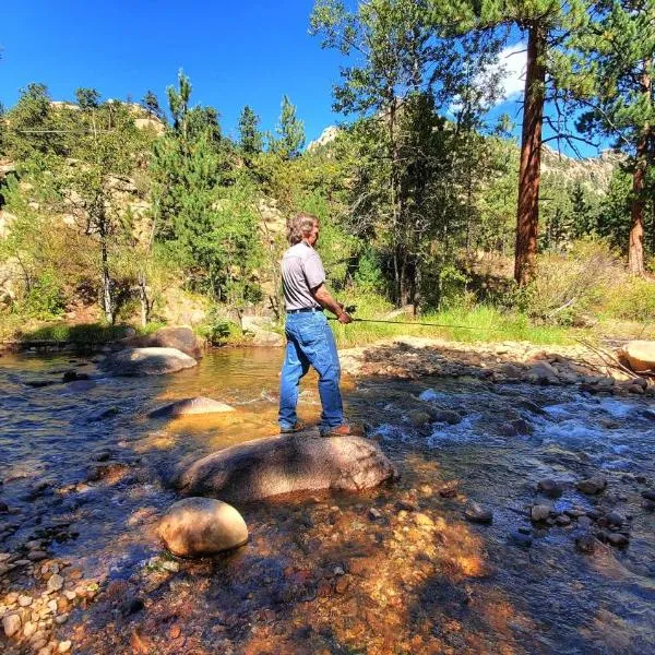 The Inn on Fall River & Fall River Cabins, hotel in Estes Park