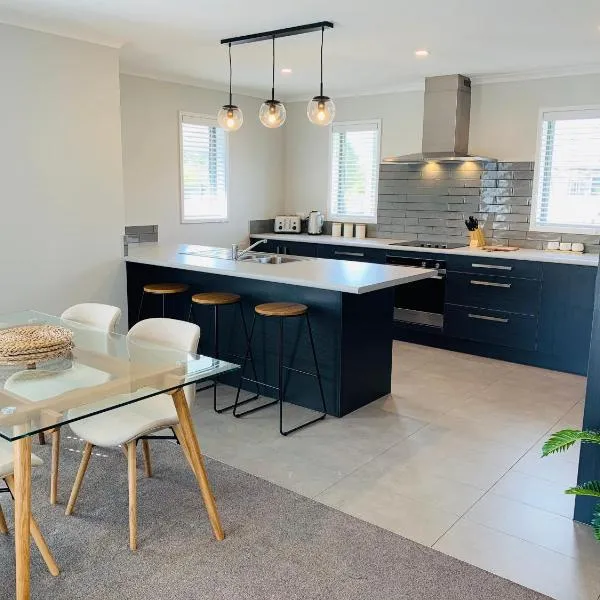Stunning Brand New Executive Home, hotel in Fernhill