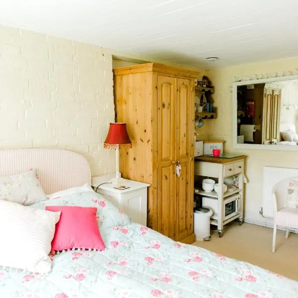Cosy Cottage ground floor bedroom ensuite with private entrance、チチェスターのホテル