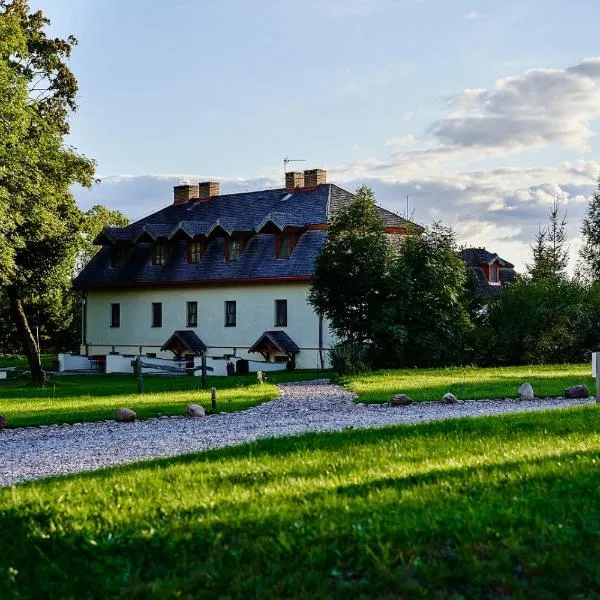 Folwark Hutta, hotel in Żubrówka