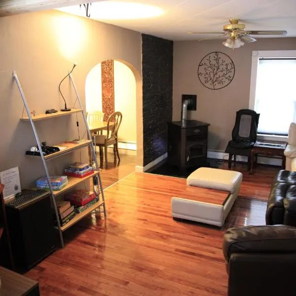 Charming Home Near Ski Areas, hotel v destinácii Rumford