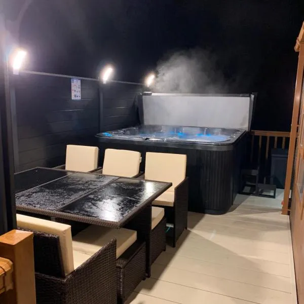 Moonlight Ridge -2 bedroom lodge with hot tub, hotel in Felton