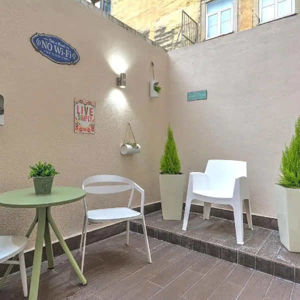 Traditional Apartment with a Terrace, AC and Fast Internet