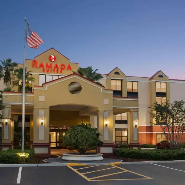 Ramada by Wyndham Suites Orlando Airport- Free Airport Shuttle, hotel en Orlando