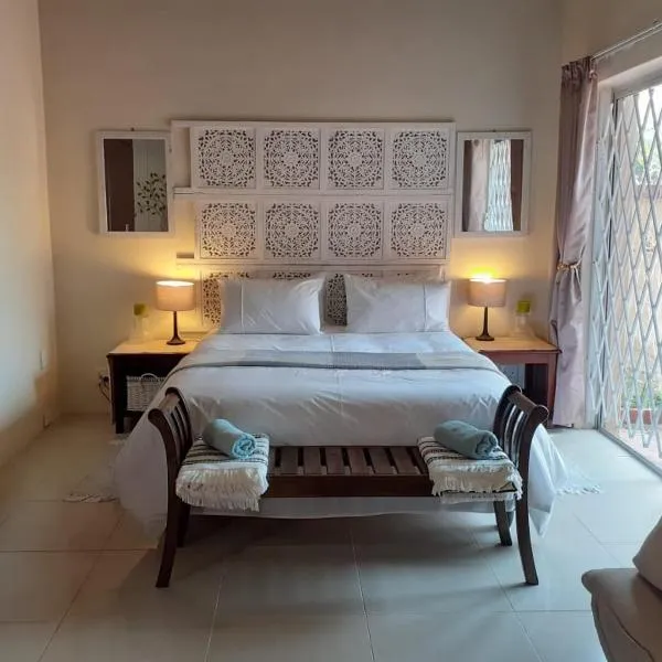 Summerstrand self catering for two, hotel in Port Elizabeth