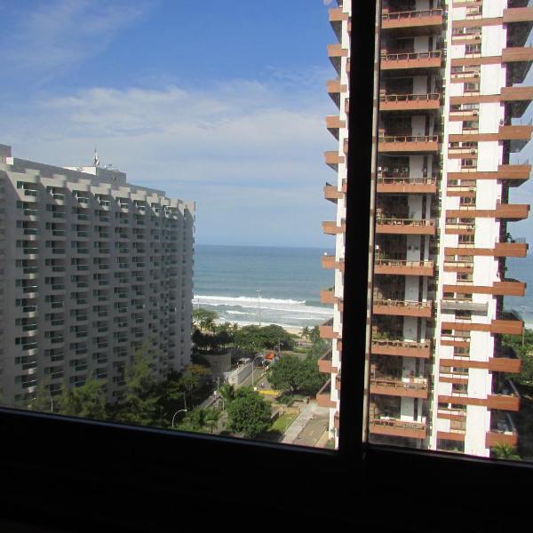 Lindo apto de 2 quartos e 2 banheiros sociais no Barramares com comércio próximo, piscina aquecida, quadras, parquinhos, brinquedoteca, empréstimo de cadeiras e barracas de praia, condomínio em frente à praia, apartamento limpíssimo, equipado, tudo novo