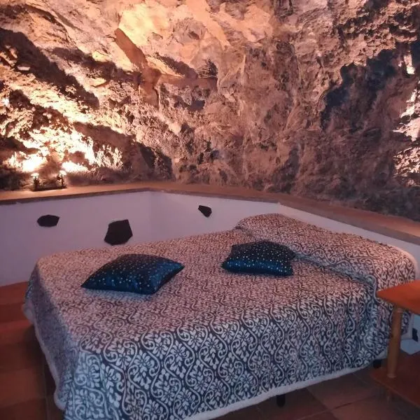 Casa cueva El perucho, hótel í Güimar