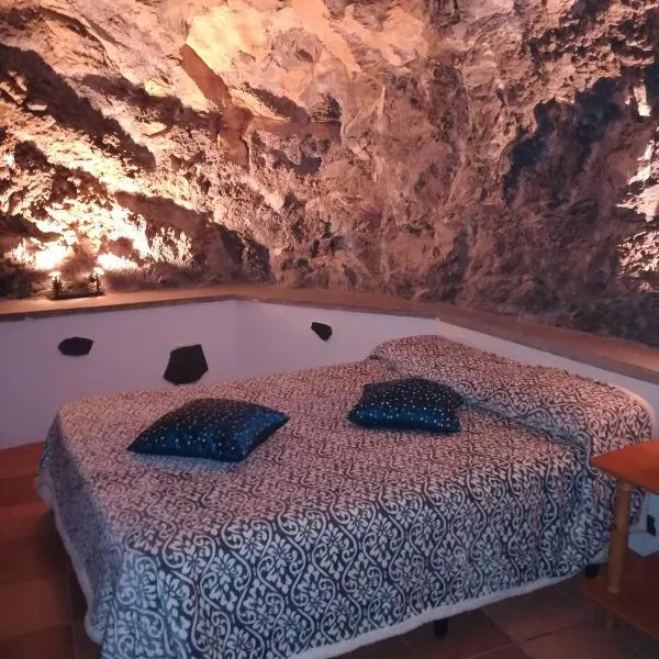 Casa cueva El perucho, hotel in Lomo de Mena