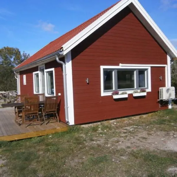 Stuga på Hasslö, hotel in Bredavik