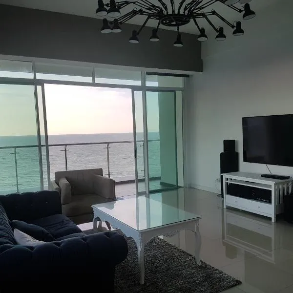 Bay Resort Condominium, 7, Beach-front Sea view, 6-8 PAX, hotel in Miri