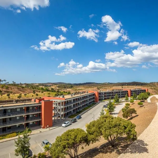 Algarve Race Resort - Apartments, hotel in Portimão