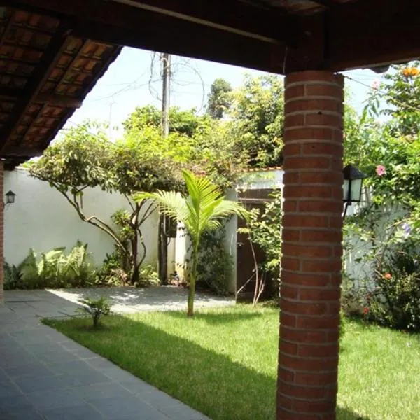 Casa arejada e espaçosa, hotel in Bertioga