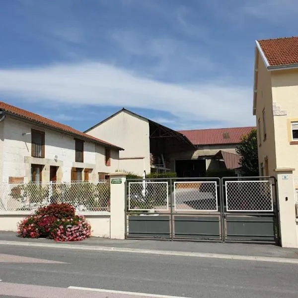 COUR LA DAME chez Béatris et Christophe Janson, hotel in Vadenay