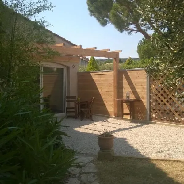 Studio Indépendant avec parking fermé et sécurisé, hotel em Lédenon