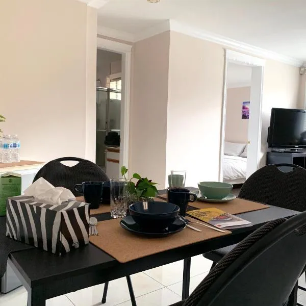 Perfect Location - Tidy & Comfy Suite 5 Mins to Skytrain & Restaurant & Banks, 2 Stops To Metrotown, 5 Stops To Downtown, hotel v destinaci Vancouver