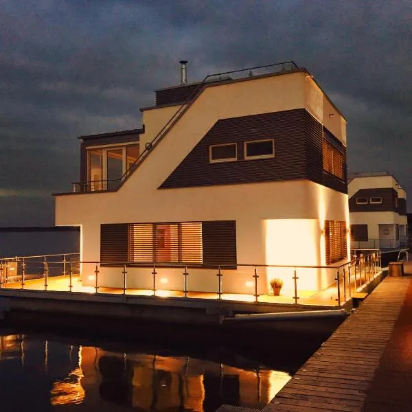 Schwimmendes Haus Robby II, hotel in Löbnitz