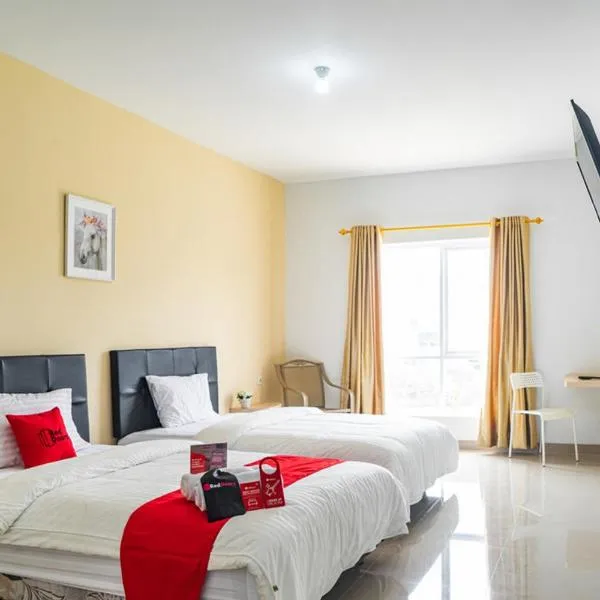 RedDoorz Plus near Teras Kota 3, hotel a Tangerang