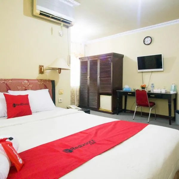 RedDoorz plus near Pelabuhan Bitung, hotel in Girian