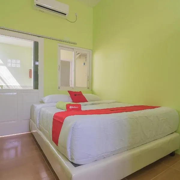 RedDoorz Syariah near Museum Wisma Karya Subang, hotel in Subang