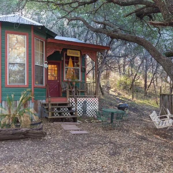 The Victorian Cottage at Creekside Camp & Cabins, hotel in Spicewood