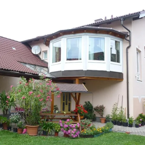 Gertis Blumenhof Privatzimmer, Ferienwohnung, hotel in Gmünd