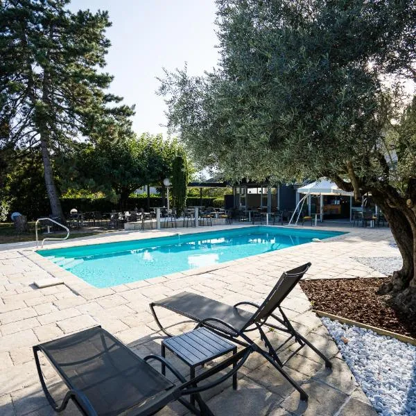 PoMo Hôtel & Restaurant, hotel i Échirolles