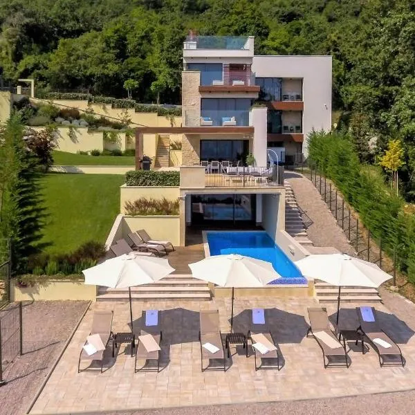 Villa AltaVista - Seaview & Relax with Heated Pool & MiniGolf, hotel a Opatija