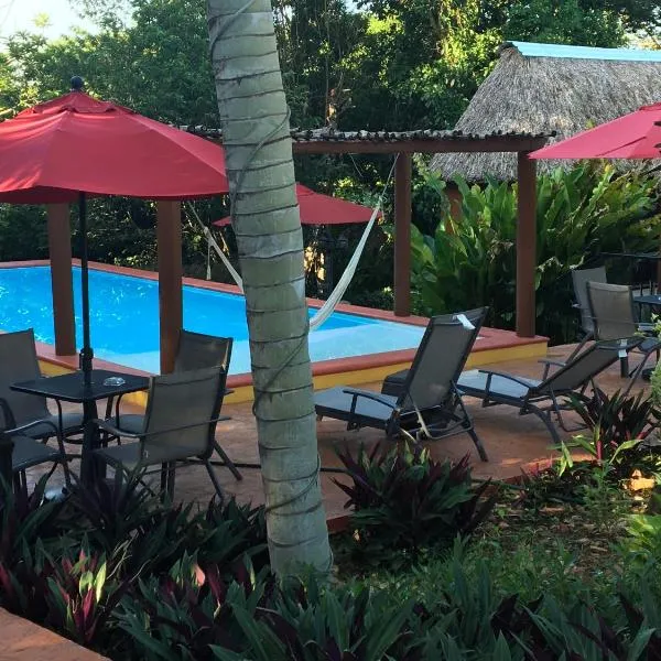 The Pickled Onion Hotel & Restaurant Uxmal, hotel em Santa Elena