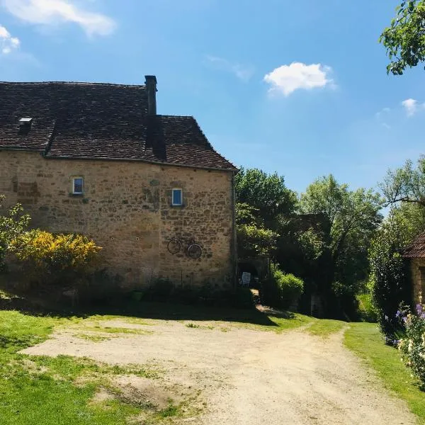 Gîte et chambres d'hôtes - Sur le chemin des sens, hotel in Le Temple-Laguyon