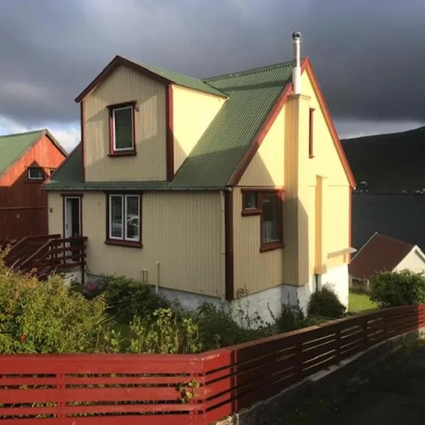 Det lille gule hus, hotel in Øravík