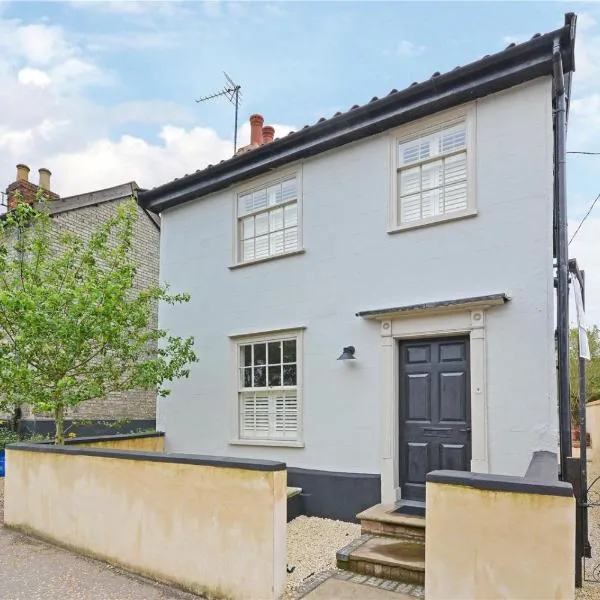 Best located and beautifully renovated cottage, hotel sa Diss